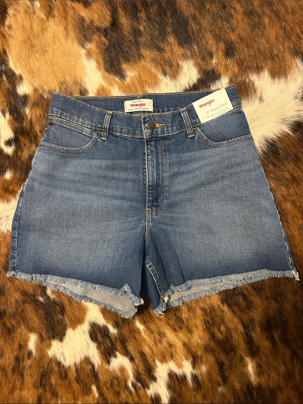 Wrangler 4" High Waisted short New with tags!Medium Wash Denim Size 10